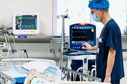 Bé 2 tuổi nguy kịch vì bệnh dại, bác sĩ nhắc bố mẹ những điều này để cứu con