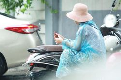 Lo lắng điểm môn Toán không như mong đợi, phụ huynh thấp thỏm ngồi chờ con dưới cơn mưa