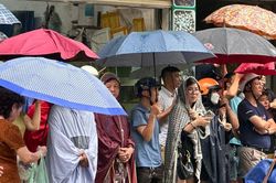 'Đội mưa' chờ con 'về đích' trong 'cuộc đua' vào lớp 10 công lập ở Hà Nội