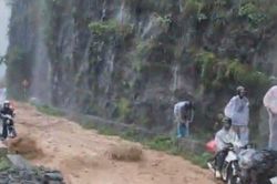 Hướng dẫn viên kể lại 4 tiếng mắc kẹt ở lưng đèo Mã Pì Lèng do mưa lũ
