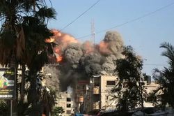 Israel tấn công vào trung tâm Gaza, hơn 200 người chết