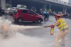 Cảnh sát giao thông xử lý nhanh sự cố cháy xe máy