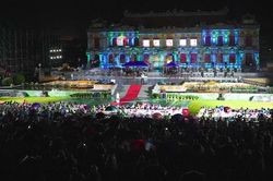 Huế: Khán giả chờ đợi dưới mưa lắng nghe nhạc Trịnh