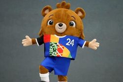 EURO 2024: Những điều lý thú về chú gấu bông Albart