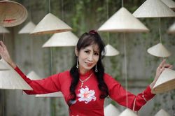 Nhà văn Hoài Hương: Nghiêng về cái đẹp thuần mỹ, trong trẻo