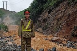 Thượng úy cứu 3 người khỏi lũ dữ: Tôi không sợ dù tình cảnh lúc đó rất nguy cấp