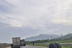 'Chuyên cơ mặt đất' bất ngờ rụng bánh trên cao tốc Bắc – Nam