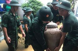 Bộ đội Biên phòng Hà Giang lội nước cùng dân di chuyển khỏi vùng nguy hiểm