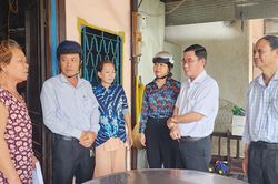 Lãnh đạo huyện Châu Phú thăm, động viên các gia đình có nhà bị tốc mái do mưa giông