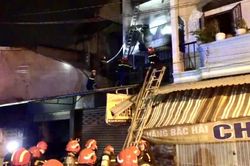 Nhờ lối thoát hiểm thứ hai, 5 người trong căn nhà được cứu khỏi đám cháy