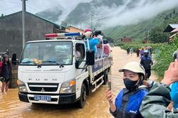 CSGT Hà Giang ứng trực, hỗ trợ người dân và du khách trong mưa lũ
