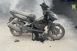 Xe đang lưu thông trên đường bất ngờ bốc cháy