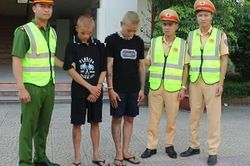 Video bắt giữ 2 đối tượng dùng dao chặn đường cướp tài sản