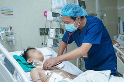 Cứu sống bệnh nhi sốc đa chấn thương nghiêm trọng do va chạm với xe ba gác