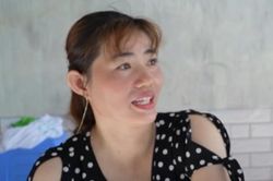 Người phụ nữ Đồng Tháp có làn da 'độc lạ', viết chữ vẽ tranh mà không đau
