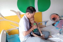 Hơn 286 triệu đồng đến với người cha 52 tuổi có con thơ mắc bệnh hiểm nghèo
