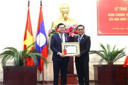 Trao Huân chương Tự do hạng III của Nhà nước Lào cho ông Trần Phước Sơn