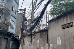 Ma trận cáp điện chằng chịt, dân Hà Nội thấp thỏm nguy cơ cháy nổ