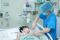 Truyền gần 4 lít máu cứu bé trai bị xe ba gác chở xi măng chèn qua người