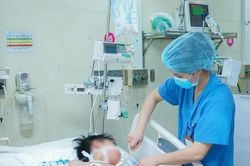 Cứu bé trai 12 tuổi ở Hà Nội bị xe ba gác chở xi măng chèn qua người