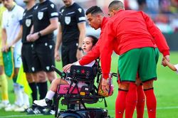 Ronaldo lại có hành động đẹp khi săn sóc, chơi đùa với bé gái tật nguyền ngay trên sân cỏ, khiến fan thực sự cảm phục