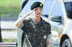 Jin trước FESTA của BTS: 'Đã lâu rồi tôi không hát, xin hãy thông cảm nếu màn trình diễn chưa đủ tốt'