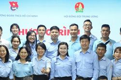 Bí thư Trung ương Đoàn gặp mặt giáo viên Tổng phụ trách Đội Đà Nẵng