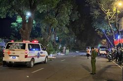 Lao xe vào dải phân cách trên đường Láng, 3 thanh niên tử vong