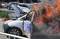 Xe taxi đang lưu thông trên phố ở Hà Nội bỗng... cháy dữ dội