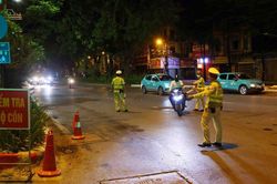 Kiểm tra xuyên đêm, nhiều tài xế vi phạm nồng độ cồn bị xử phạt