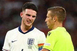 Luật mới tại EURO 2024 lấy ý tưởng từ bóng bầu dục, cầu thủ phải cẩn trọng khi phàn nàn trọng tài