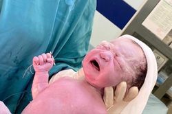 2 em bé chào đời, mang theo vòng tránh thai trả mẹ
