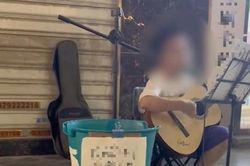 Cậu bé 8 tuổi ngồi hát lề đường kiếm tiền khiến nhiều người khen ngợi cách dạy con của bố mẹ