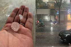 TP.HCM mưa trắng trời, nhiều nơi xuất hiện mưa đá