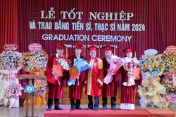 Trường ĐH Sư phạm Huế trao bằng tiến sĩ và thạc sĩ 3 khóa học