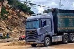 Tài xế tử vong trên nóc thùng xe tải