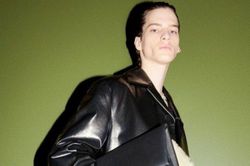 Jil Sander Pre-Fall 2024 khám phá sự cân bằng giữa trang phục nam và trang phục nữ