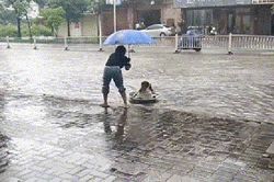 Clip: Cảnh tượng thú vị trên phố bị ngập nước khiến nhiều xúc động
