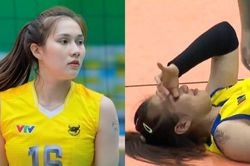 Đội trưởng tuyển trẻ bóng chuyền Việt Nam bật khóc nằm gục trên sân sau khi vô địch, CĐV khen ngợi hết lời vì ý chí thép