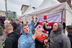 CĐV xứ sương mù quậy tưng bừng trước trận Serbia vs Anh