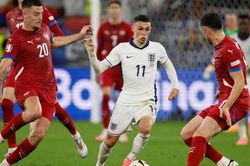 Cầu thủ hay nhất Ngoại hạng Anh bất ngờ bị kêu gọi thay ra sớm ở trận Anh thắng Serbia