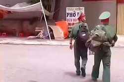 Thấy 2 chú bộ đội đi giữa trời nắng, tài xế có hành động nhận ngàn lời khen