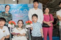 Cô gái tí hon 'nhặt' được chồng trẻ và cao to nhờ 10.000 đồng chuyển nhầm