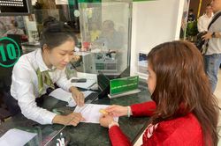 Ngân hàng và Công ty SJC dừng bán vàng trực tiếp, khách hàng mua online ra sao?
