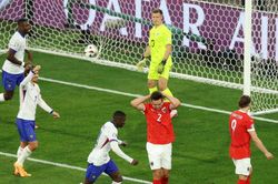 ĐT Pháp thắng tối thiểu, Mbappe gặp vận đen khi bỏ lỡ cơ hội, dính chấn thương rồi nhận thẻ vàng ở EURO