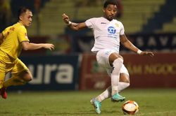 Trọng tài ngoại kèm VAR giúp vòng 24 V-League bớt 'nóng'