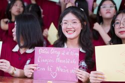 Bí quyết học 'lạ' của nữ thủ khoa lớp 10 môn Văn trường chuyên Phan Bội Châu