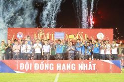 Hai đội bóng Trẻ TP Hồ Chí Minh và Định Hướng Phú Nhuận lên hạng Nhất