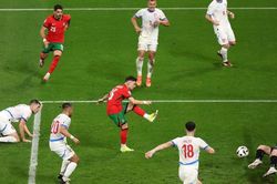 Người hùng xuất hiện phút 90+2, Ronaldo và các đồng đội ngược dòng nghẹt thở trước CH Séc