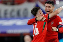 Người hùng 'cứu' Ronaldo là con một huyền thoại Bồ Đào Nha; trẻ tuổi đến mức phải gọi CR7 là 'chú'